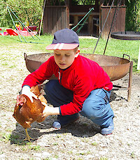 Kinder und Tiere auf dem Ferienhof in Bayern